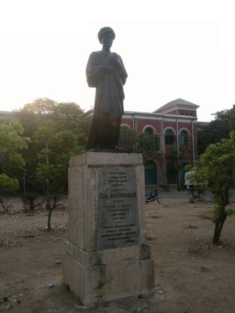 Siragu U._V._Swaminatha_Iyer_statue 2 sivaranjani
